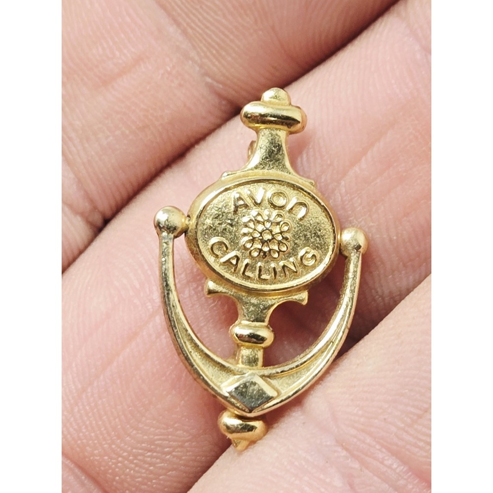 Vtg AVON Calling Door Knocker Service PIN Gold Tone Lapel PIN